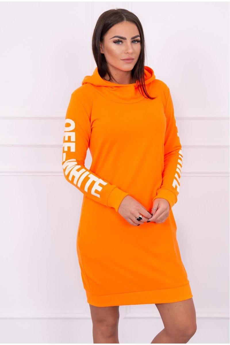 Ryškiai oranžinė suknelė su kapišonu