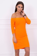 Ryškiai oranžinė suknelė atvirais pečiais