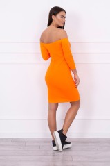 Ryškiai oranžinė suknelė atvirais pečiais
