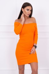 Oranžinė suknelė atvirais pečiais