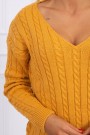 Medaus spalvos megztinis su trikampe iškirpte