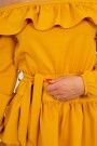Medaus spalvos elegantiška suknelė atvirais pečiais
