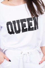 Baltas dviejų dalių komplektas su užrašu "Queen"