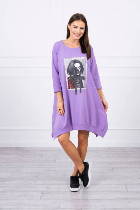 Violetinė laisvo stiliaus suknelė su aplikacija