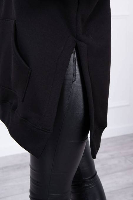 Juodas džemperis su skeltukais šonuose