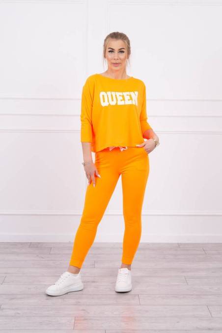Ryškiai oranžinis dviejų dalių komplektas su užrašu "Queen"