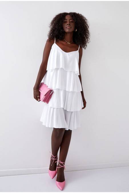 Balta stilinga suknelė ant šleikučių