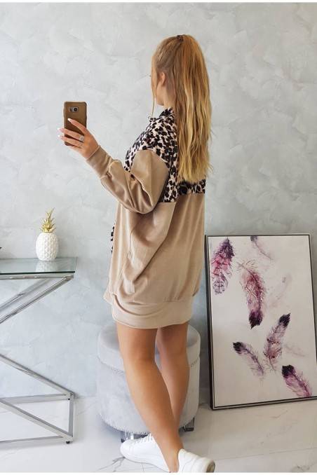 Smėlio spalvos veliūrinė suknelė su leopardo raštu