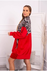 Raudona veliūrinė suknelė su leopardo raštu