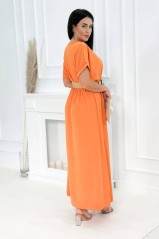 Ilga suknelė su dekoratyviniu diržu šviesiai oranžinės spalvos
