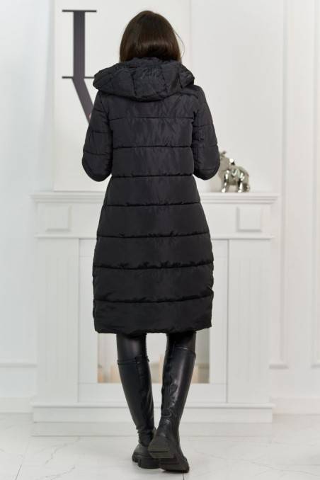 Dygsniuota žieminė striukė su gobtuvu juodos spalvos