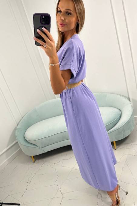 Ilga suknelė su dekoratyviniu diržu violetinės spalvos