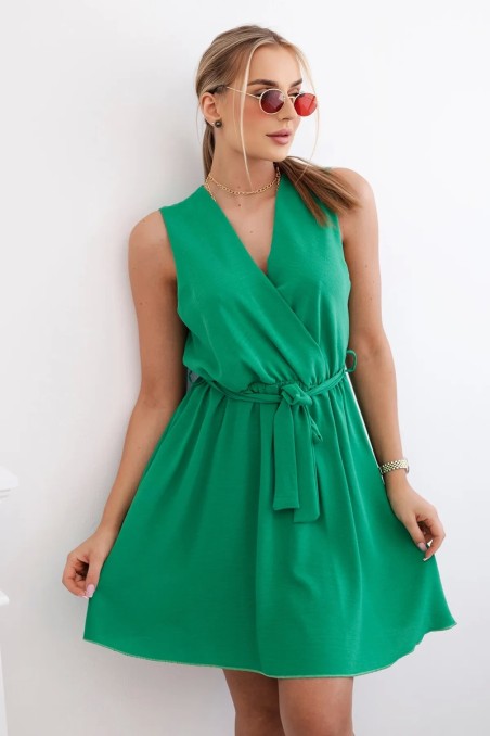 Platėjanti suknelė, surišta ties juosmeniu žalios spalvos KES-28953-ART88542
