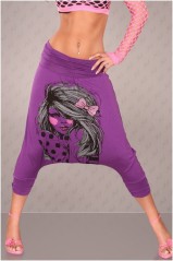 Violetinės moteriškos kelnės su piešiniu